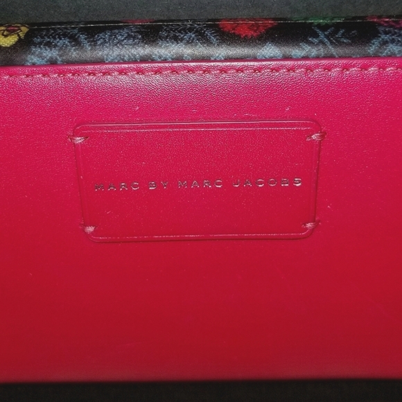 Marc by Marc Jacobs x Disney Zip Around Wristlet - Picture 8 of 13